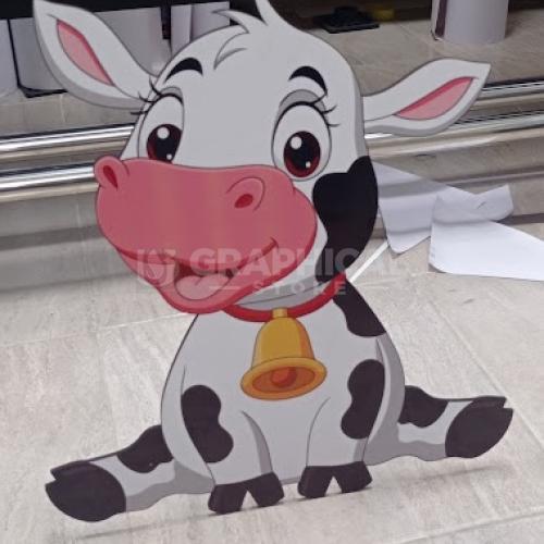 La vaca es blanca con manchas negras.