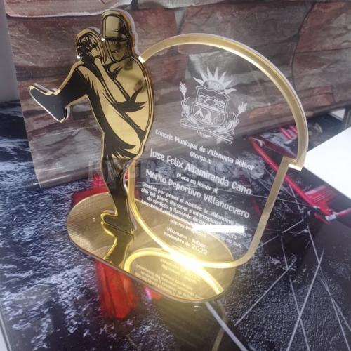 Un trofeo dorado de jugador de béisbol