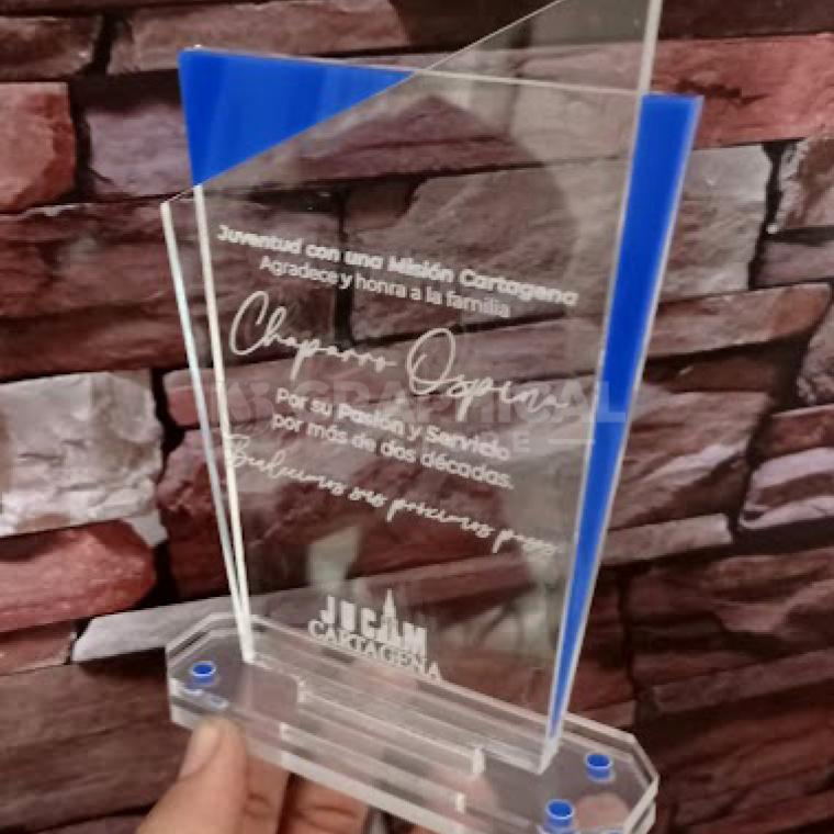 Trofeos Modernos con Diseño en Capas y Color